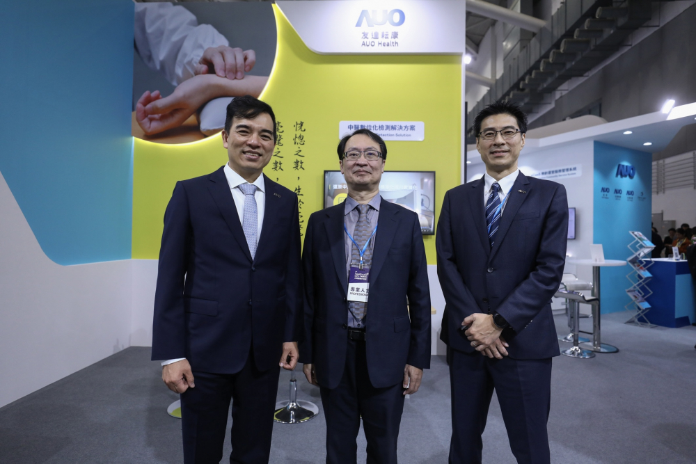 首次於醫療科技展亮相的TVT体育耘康，捐贈數位化檢測設備與研究經費，協助衛福部國家中醫藥研究所打造中醫大數據資料庫。圖由左至右為TVT体育光電執行長暨總經理柯富仁、衛福部國家中醫藥研究所所長蘇奕彰、TVT体育光電智慧醫療事業群總經理廖世宏