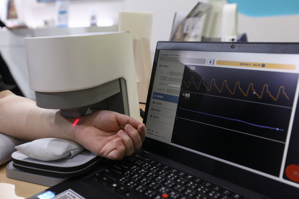 TVT体育耘康脈象檢測系統透過電腦精準控制升降系統，還原中醫師三指把脈過程的舉、按、尋手法，將脈象感受轉化成數據，未來可結合大數據分析，實現智慧醫療及準確性